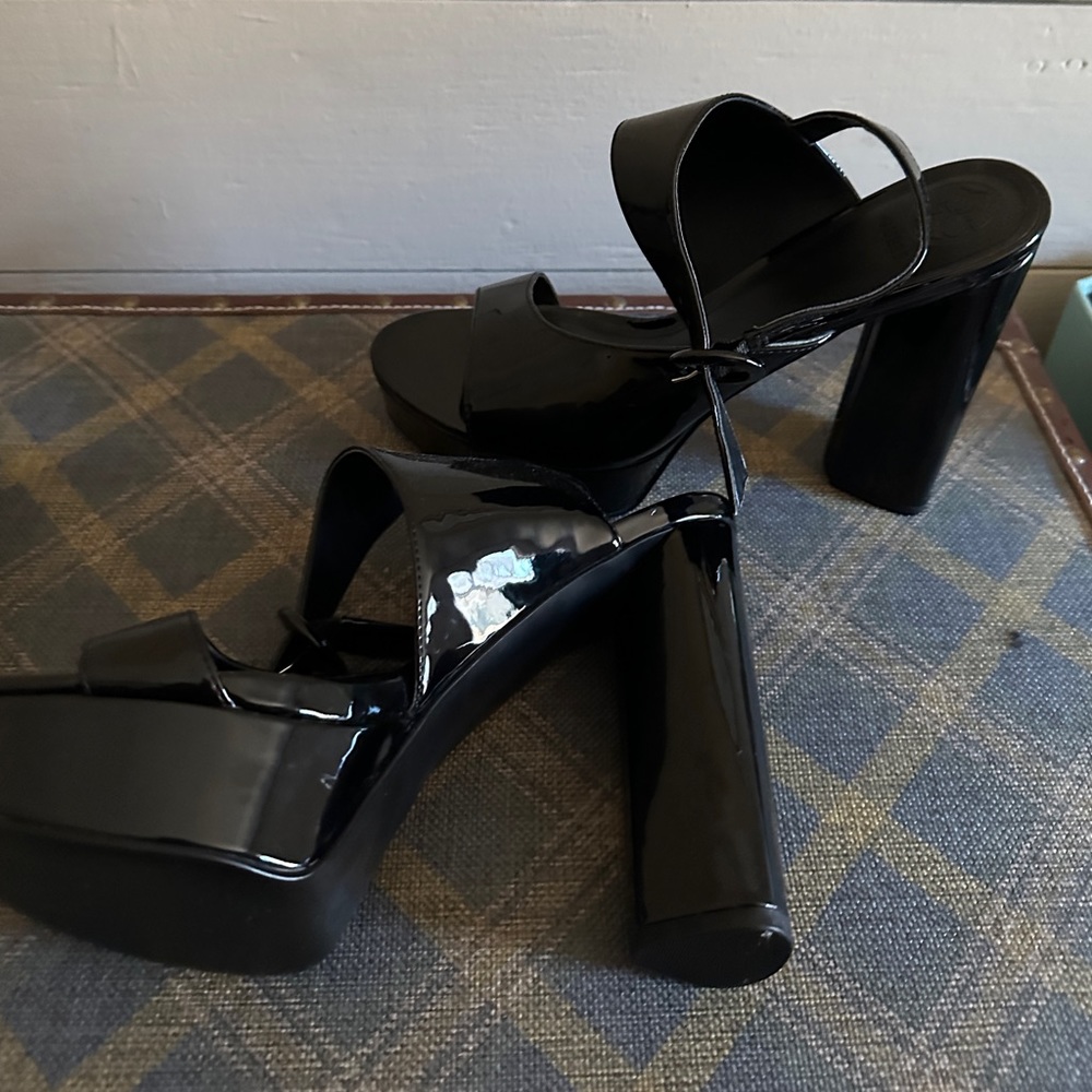 Women’s Guess platform shoes black patent leather ankle strap size 9.5